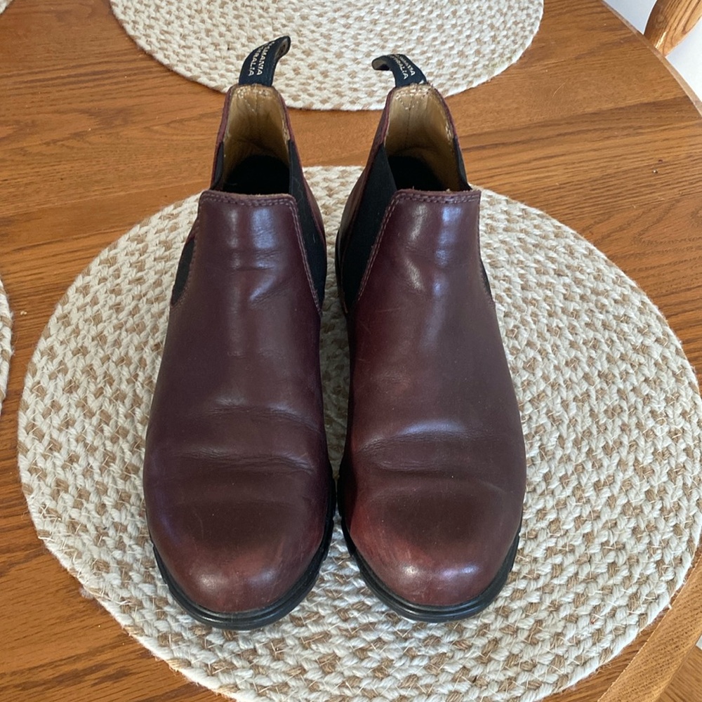 Blundstones size 5.5 UK equal to 8.5 US